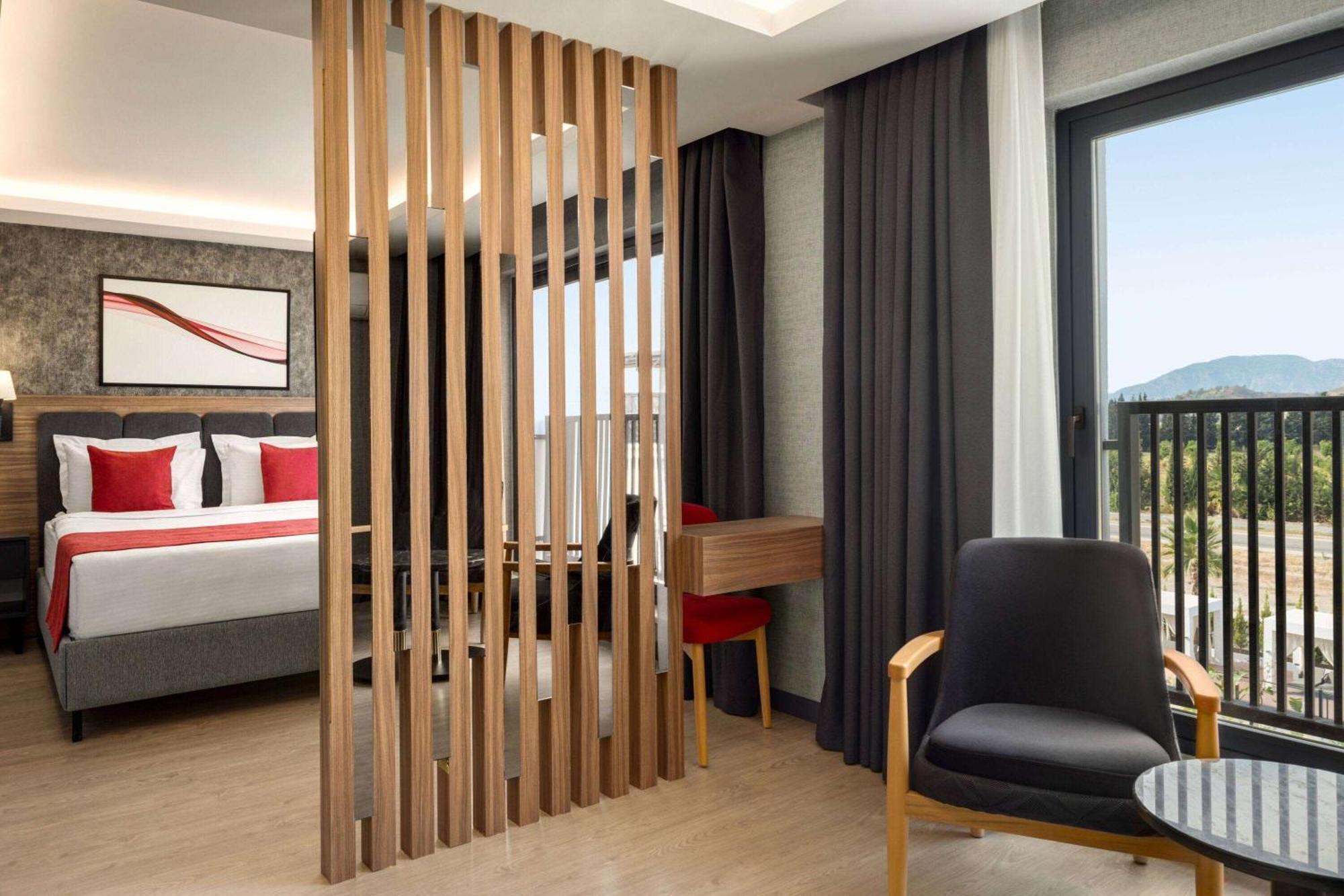 Ramada By Wyndham ดาลามาน ภายนอก รูปภาพ
